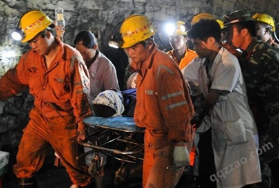7月8日凌晨，医务人员将获救矿工接入耒阳市人民医院救治。