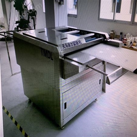 深圳福田 烤版机设备 采用夹挂式烤版，这样能够减少版材受热变形